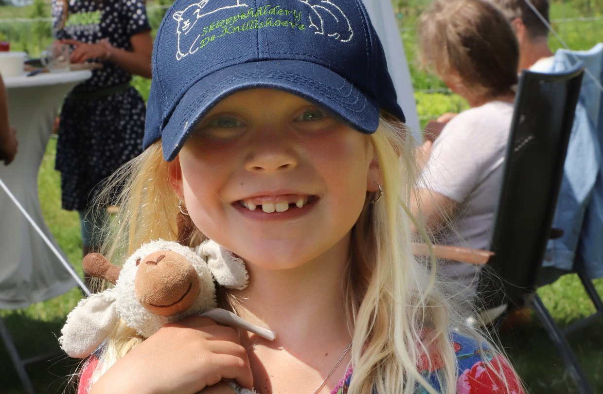 Annejanke met pet en knuffel - zusjes 3 juli 21 Engwierum