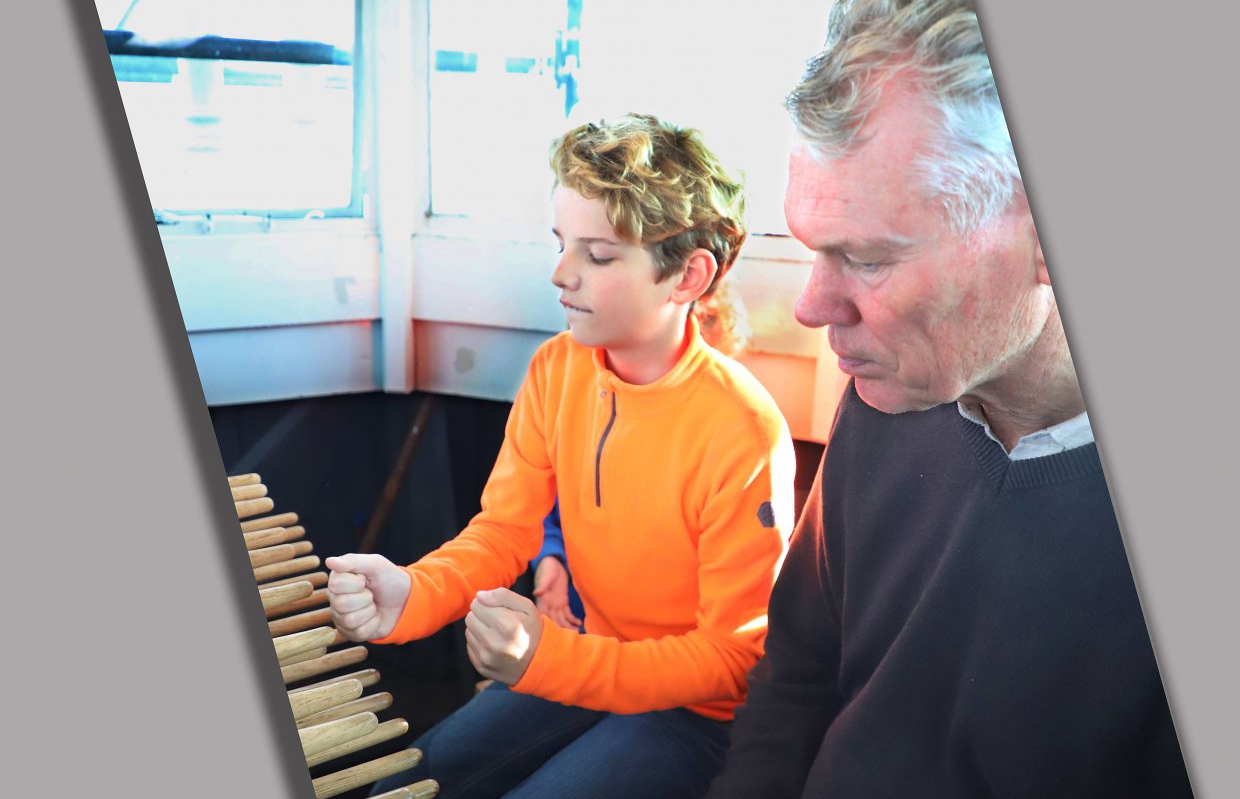 Beiaardier Auke de Boer + meespeler op carillon stadhuis Dokkum 5okt19 (kinderdag) 