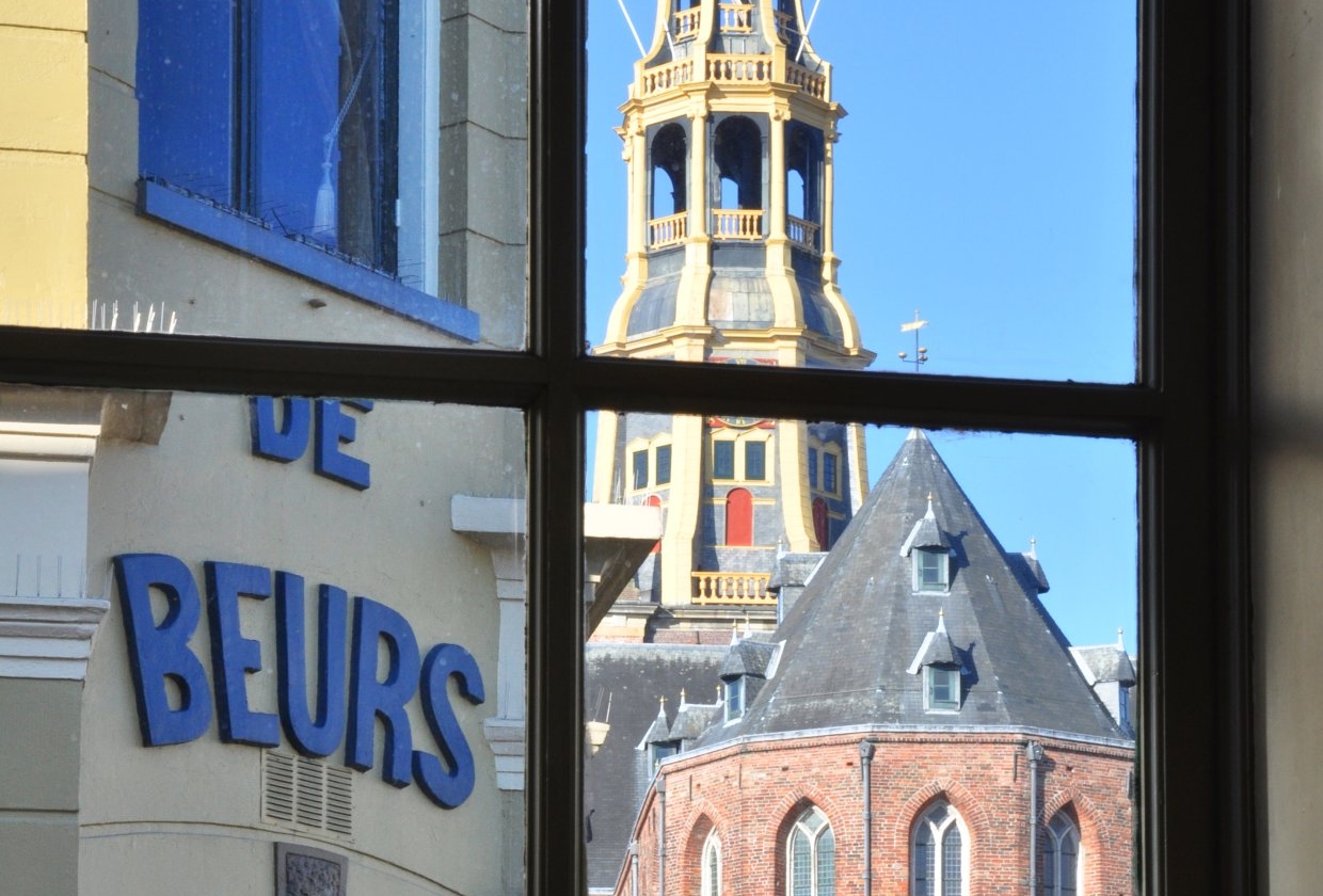 Café-Rest. Huis de Beurs en A-kerk vanaf bovenverdieping brasserie Zomers (nu Pronk) 2013