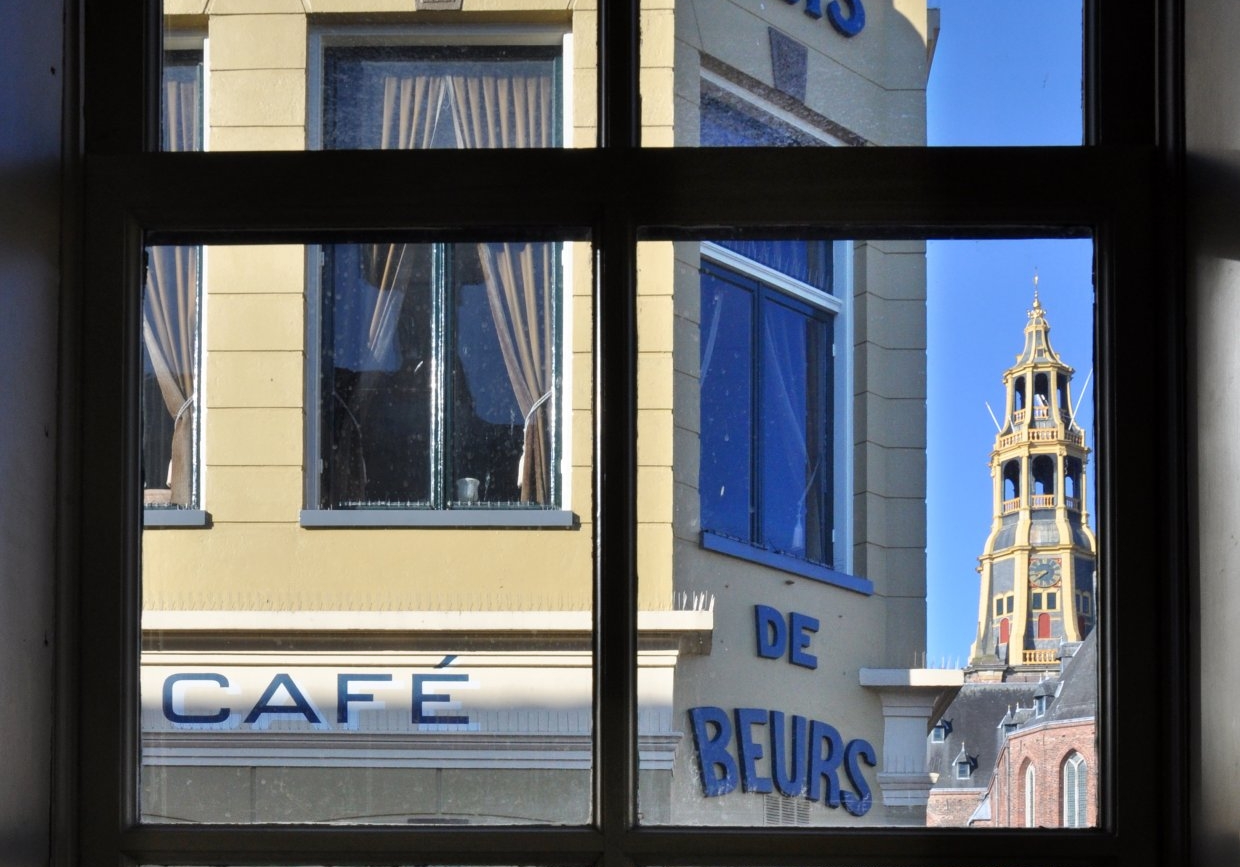 Caf-Rest. Huis de Beurs en A-kerkvanaf bovenverdieping brasserie Zomers (nu Pronk) 2013