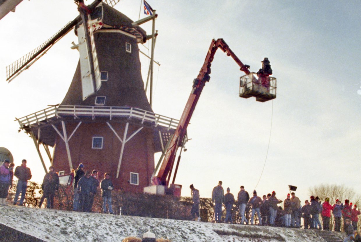 25. NOS-camera in hoogwerker naast molen Zeldenrust 