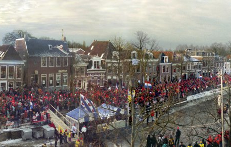 5. panorama Kleindiep met molens De Hoop en Zeldenrust - publiek wacht op eerste schaatsers (vanuit stadhuis Dokkum)