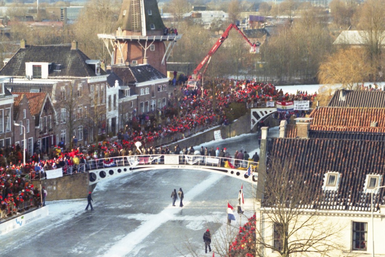 6. op de Dokkumer Ee rijden de schaatsers links, op de foto komen ze dus aan op de rechterkant (vanaf stadhuistoren)