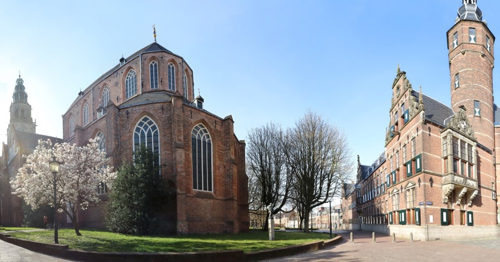 Martinikerk/-toren en Provinciehuis in 1 gebundeld beeld april 2020