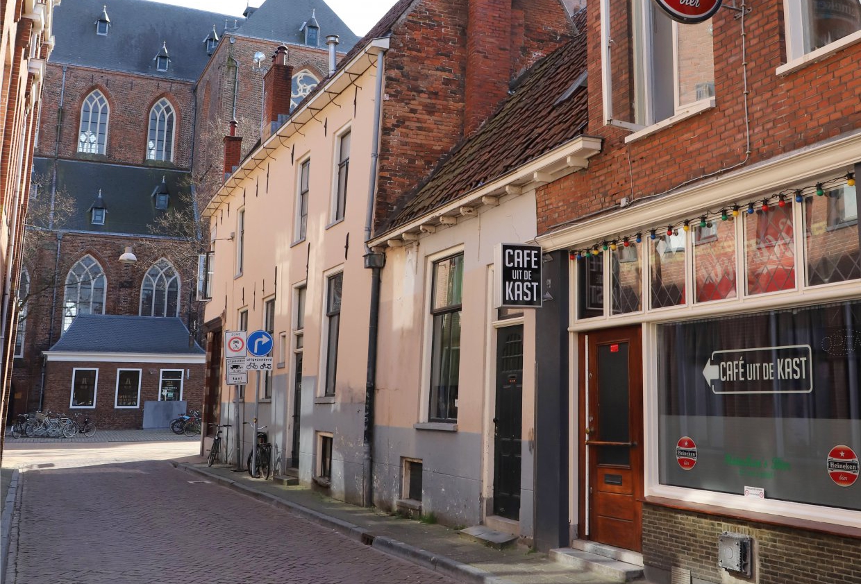 'Wie A (kerk) zegt, moet ook B zeggen (uit de kast komen)' - Akerkstraat Groningen 7 april 2020