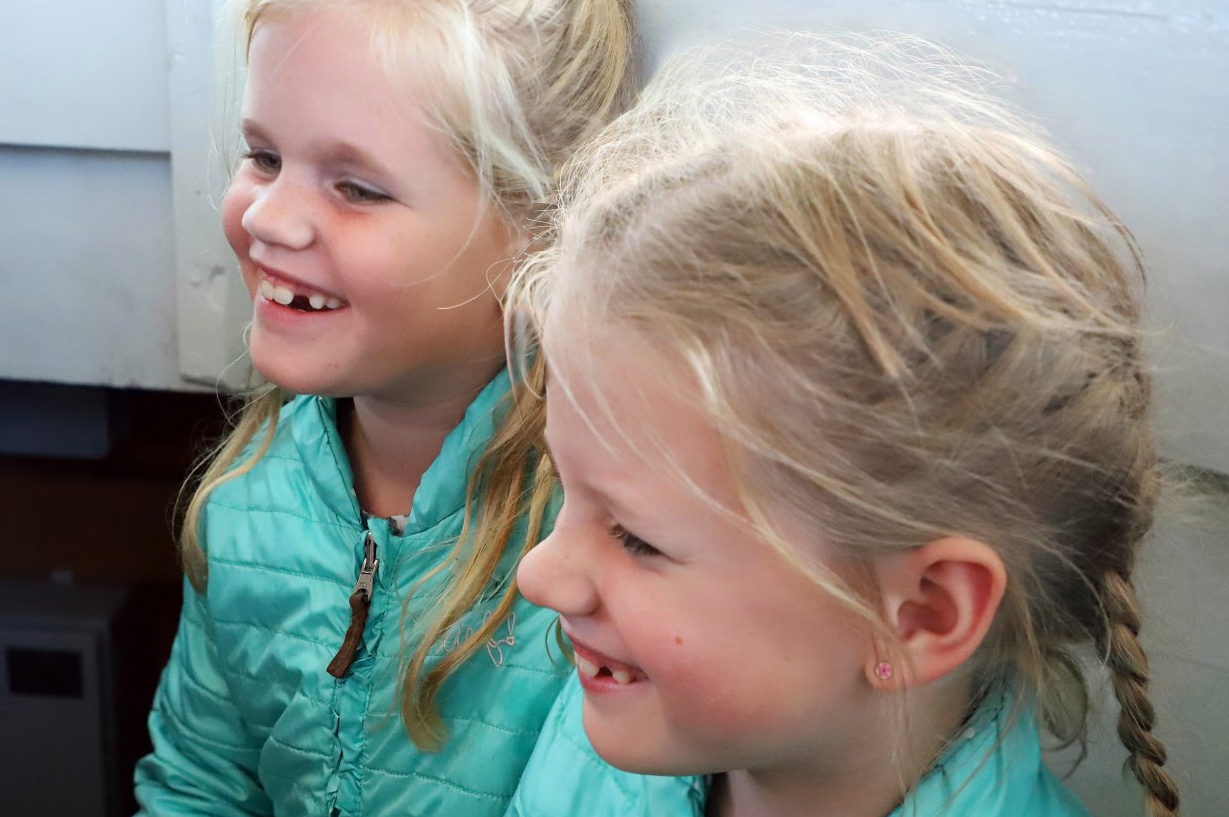 Kirsten en Anouk bij carillon stadhuis Dokkum 5 5okt19 (kinderdag) 