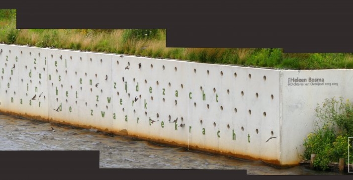 oeverzwaluwwand met poetische tekst, Wetering Oost, Nat. Park Weerribben (juli 2016) 