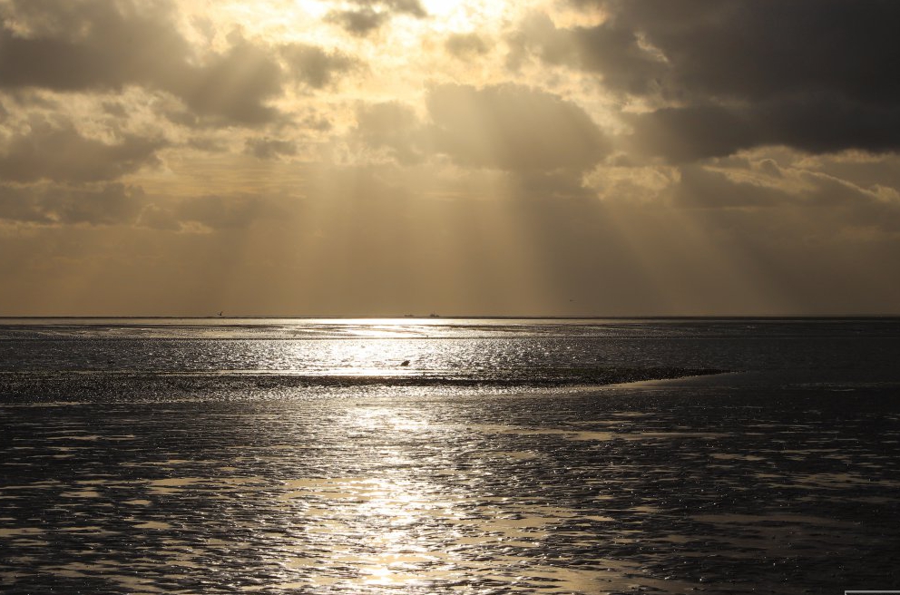 zonnestralen en 2 boten aan de horizon 2 sep 2019 