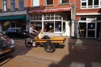 Bakfiets'wichter' vangen vleugje zon - Oude Kijk in't Jatstraat april 2020