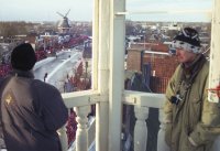 9. de balustrade van de stadhuistoren, onder het carillon 