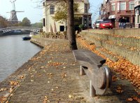 33. schaatsbankje noordzijde > met de neus naar het oosten (foto 15okt2005) in 1998 zijn bij keerpunt Dokkum in de actuele richting bankjes geplaatst in de vorm van een schaats