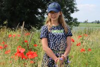 Neeltsje met pet tussen de klaprozen en korenbloemen - zusjes 3 juli 21 Engwierum