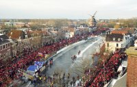 7. naar het westen (Kleindiep) ziet het oranje van de mensen (vanaf stadhuistoren)