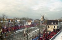 2. Kleindiep + molen Zeldenrust - publiek in afwachting van de eerste wedstrijdrijders (vanuit stadhuis Dokkum)